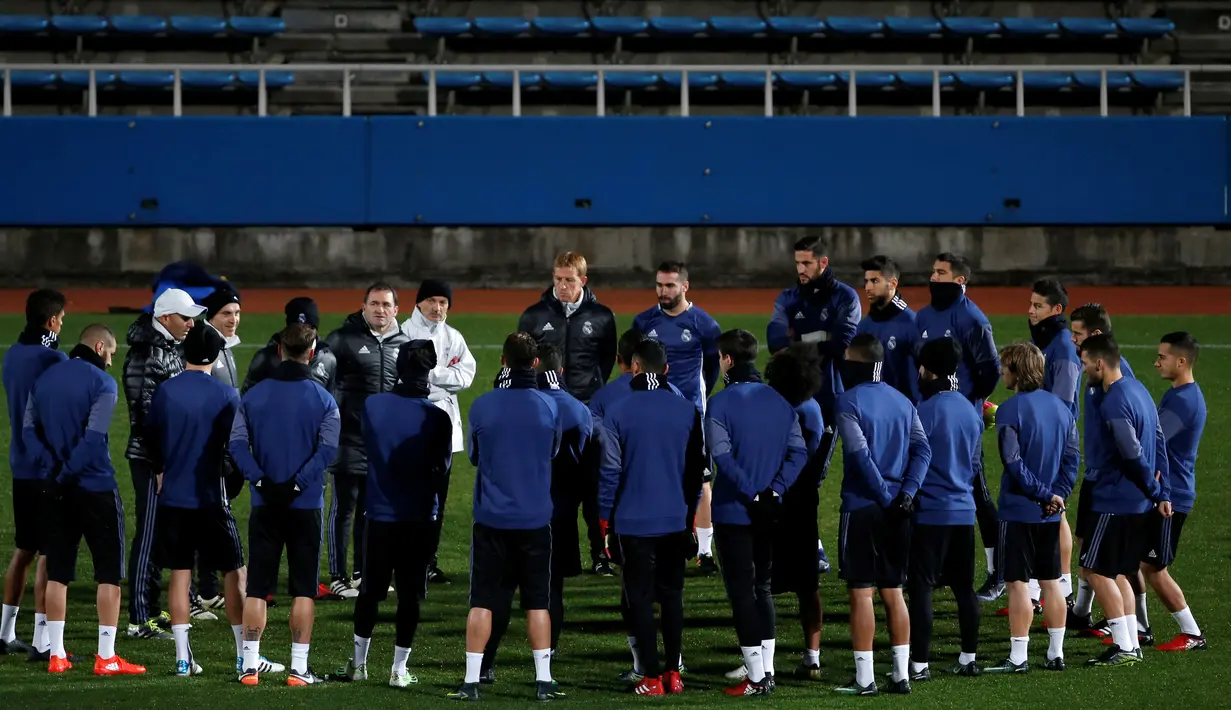 Pemain Real Madrid mendengarkan intruksi Zidane saat sesi latihan jelang Final Piala Dunia Antar Klub di Yokohama, Jepang  (17/12). Madrid berhasil lolos ke final setelah menyingkirkan juara Concacaf Club America dari Meksiko. (REUTERS / Toru Hanai)