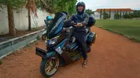 Gelandang Persebaya Surabaya, Rendi Irwan Saputra, tengah beraksi dengan motor kesayangannya. (Bola.com/Aditya Wany)