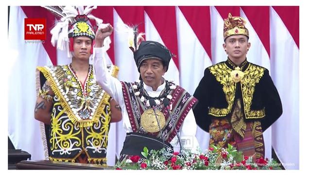 7 Potret Jokowi Pakai Baju Adat Tanimbar Khas Maluku di Sidang Tahunan MPR 2023, Curi Perhatian