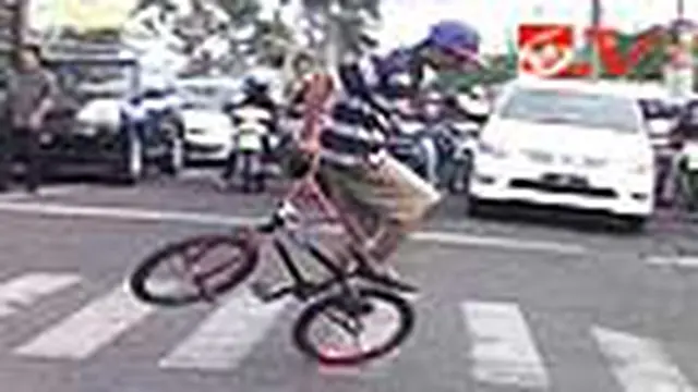 Aksi Freestyle di Lampu Merah