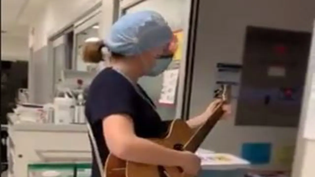 Perawat bernyanyi dan bermain gitar di depan bangsal ICU