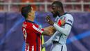 Striker Atletico Madrid, Luis Suarez, bersitegang dengan bek Chelsea, Antonio Rudiger, pada laga Liga Champions di Arena Nationala, Rumania, Rabu (24/02/2021). Chelsea menang dengan skor 1-0. (AP/Vadim Ghirda)