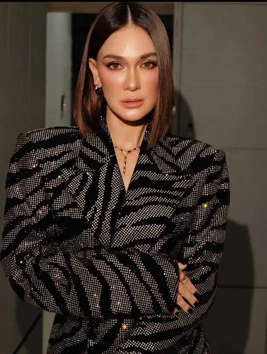 <p>Luna Maya baru-baru ini hadir di acara YSL. Tampilannya pun mencuri perhatian dengan blazer oversize yang gayanya ditata oleh Reva Marchellin. [@kunsoomakeupartist]</p>
