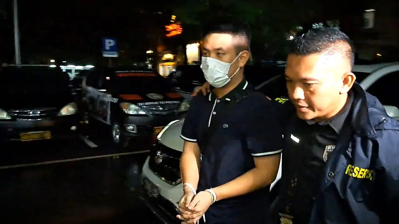 Tersangka kasus penipuan dan penggelapan sewa mobil artis Jessica Iskandar, Christopher Sfefanus Budianto (CSB) tiba di Polda Metro Jaya, Jakarta.