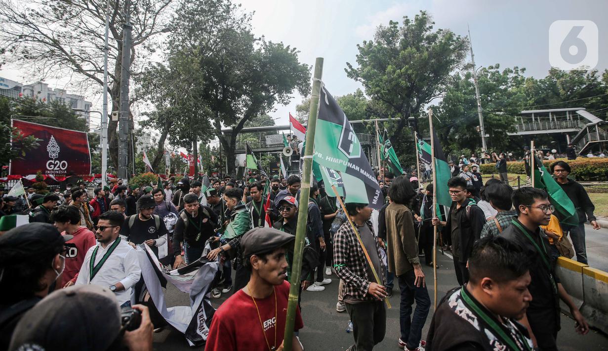 Sejumlah massa yang tergabung dalam Himpunan Mahasiswa Islam (HMI) menggelar aksi di depan Patung Kuda, Jakarta, Senin (29/8/2022). Mereka menolak rencana pemerintah untuk menaikkan harga BBM bersubsidi karena akan mengorbankan kondisi ekonomi rakyat, terutama masyarakat kelas menengah ke bawah dan pelaku Usaha Mikro Kecil Menengah (UMKM), yang belum sepenuhnya pulih akibat terpaan pandemi COVID-19. (Liputan6.com/Faizal Fanani)