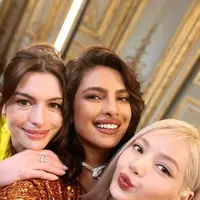 Priyanka Chopra tampil stunning dengan sequin dress bling-bling bersama Anne Hathaway dan Lisa Blackpink yang serasi dengan gaun kuning (Foto: Instagram @priyankachopra)