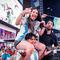 Para pendukung tim Albiceleste berkumpul di Times Square, New York City usai pertandingan semifinal Copa America 2024 antara Argentina dan Kanada pada 9 Juli 2024. (Kena Betancur/AFP)