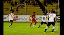 Pemain tengah Semen Padang, Irsyad Maulana (kedua dari kiri) berusaha melewati empat pemain Persija saat laga SCM Cup 2015 di Stadion H Agus Salim, Padang, Rabu (21/1/2015). Persija Menang 4-0 atas Semen padang. (Liputan6.com/Johan Tallo)