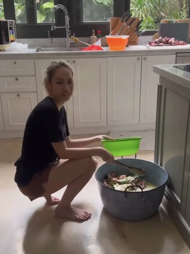 Potret Bunga Citra Lestari Saat Masak Rendang dan Gulai. [@bumiauw]