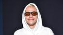 Pete Davidson menghadiri pemutaran perdana film 'Meet Cute' di Manhattan West Plaza, New York, Amerika Serikat, 20 September 2022. Pete tampak bersemangat saat berpose solo di karpet merah dengan kupluk menutupi rambut pirangnya. (Photo by Evan Agostini/Invision/AP)