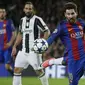 Striker Barcelona, Lionel Messi, berusaha melewati bek Juventus, Alex Sandro. Barcelona mendominasi pertandingan dengan penguasaan bola hingga 62 persen sementara Juventus hanya 38 persen. (AP/Manu Fernandez)