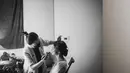 Enzy saat makeup untuk akad nikah bersama Makeup Artist Eva Lovira. Menggunakan jasa MUA yang sama dengan resepsi pernikahan Jessica Mila. [Foto: Instagram @enzystoria]