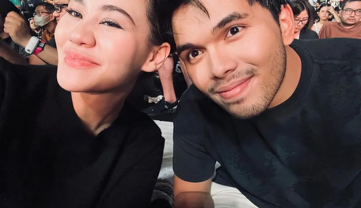 Keduanya juga terlihat menonton konser Coldplay di Jakarta, beberapa waktu lalu. Kompak mengenakan atasan kaus berwarna hitam, Thariq Halilintar membagikan potret selfie manisnya bersama Aaliyah Massaid. [Foto: Instagram/thariqhalilintar]