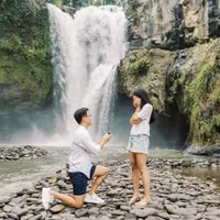 Dalam unggahan itu, Maudy dan Jesse berdiri di sebuah air terjun. (Instagram/maudyayunda).