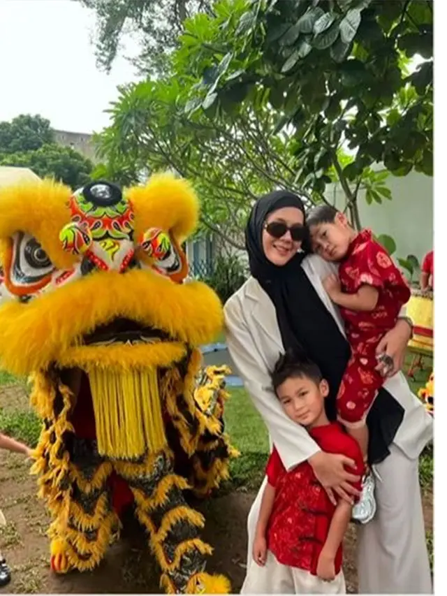 6 Potret Paula Verhoeven Temani Anak di Perayaan Imlek Sekolah, Nonton Barongsai