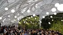 Para tamu mendengarkan pendiri Amazon, Jeff Bezos saat pembukaan kantor The Spheres, di Seattle, Senin (29/1).  Amazon menginvestasikan dana Rp 49,5 triliun untuk membangun kantor dan infrastruktur dalam kurun waktu 2010 hingga 2017. (AP/Ted S. Warren)