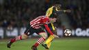 Pemain Arsenal, Danny Welbeck (kanan) berebut bola dengan pemain Southampton,  Pierre-Emile Hojbjerg pada putaran keempat Piala FA musim 2016-2017 di St Mary's Stadium,  (28/1/2017. Arsenal menang 5-0. (Nick Potts/PA via AP)