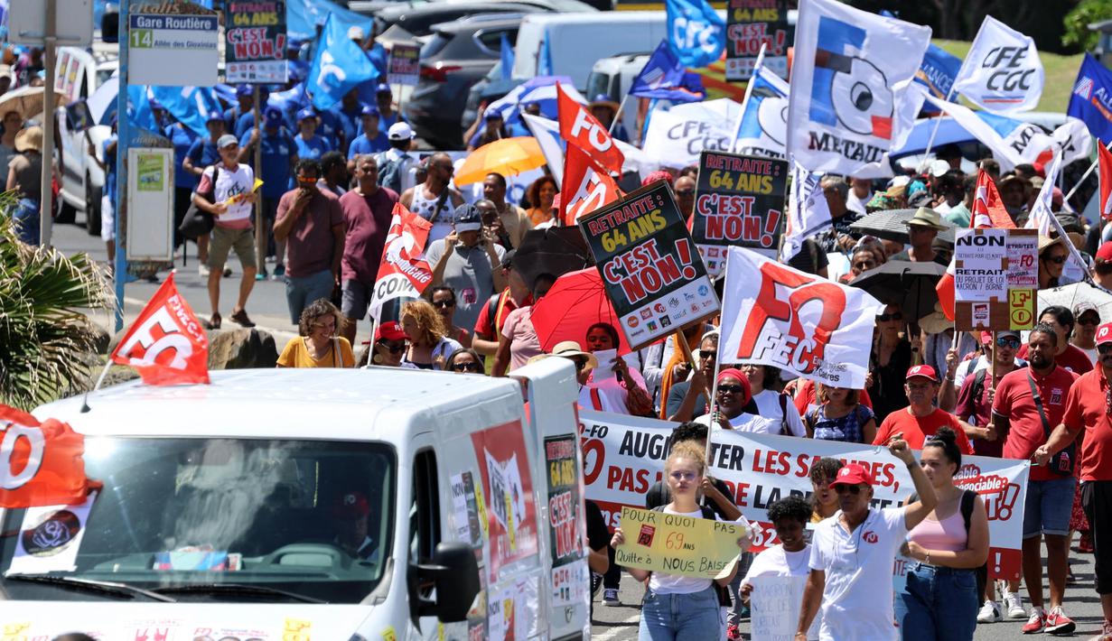 Para pengunjuk rasa mengambil bagian dalam demonstrasi pada hari kelima demonstrasi nasional yang diselenggarakan sejak awal tahun, menentang perombakan pensiun yang sangat tidak populer, di Saint-Denis-de-la-Reunion, di pulau seberang lautan Prancis, La Reunion, Kamis (16/2/2023). (Richard BOUHET/AFP)