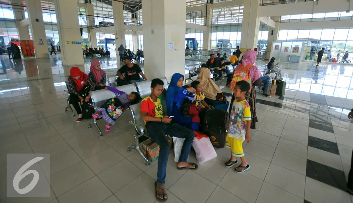 Para penumpang menunggu keberangkatan di terminal terpadu Pulo Gebang, Jakarta, Selasa (27/12). Rencananya, Presiden Joko Widodo akan meresmikan terminal itu pada 28 Desember 2016 nanti. (Liputan6.com/Angga Yuniar)