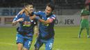 Gelandang PSIS semarang, Jonathan Cantillana (kiri), merayakan gol ke gawang Bhayangkara FC pada laga pekan ke-34 Shopee Liga 1 2019, di Stadion Moch Subroto, Magelang, Sabtu (21/12/2019). (Bola.com/Vincentius Atmaja)