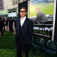 Sungguh menyedihkan memang, setelah 3 minggu tak berjumpa. Kini Brad Pitt diizinkan bertemu dengan keenam anaknya meski hanya dalam waktu 90 menit. (AFP/Bintang.com)