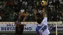 Pemain Jakarta Pertamina Energi, Aleksandar Minic, melakukan smes saat melawan Palembang Bank Sumselbabel dalam ajang Proliga 2019 di GOR Among Rogo, Yogyakarta, Minggu (24/12). JPE menang 3-1 atas PBS. (Bola.com/Yoppy Renato)