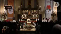 Pastor Kepala Gereja Katedral Jakarta, Albertus Hani Rudi Hartoko SJ memimpin Misa Malam Natal 2022 di Gereja Katedral Jakarta, Sabtu (24/12/2022). Gereja Katedral Jakarta menggelar dua jadwal misa yakni Misa Malam Natal dan Misa Natal. Kedua misa tersebut akan dilangsungkan dengan jadwal yang berbeda pada 24 dan 25 Desember 2022. (Liputan6.com/Helmi Fithriansyah)