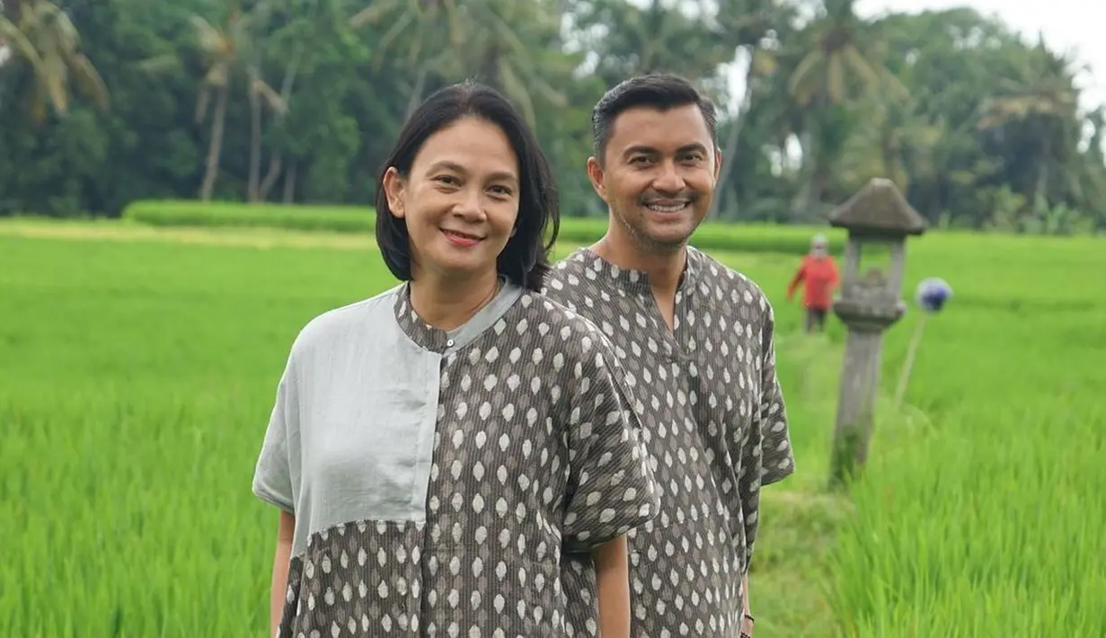 Tak hanya pasangan remaja, Anjasmara dan Dian Nitami ternyata juga tak segan pakai baju couple. Seperti ketika Anjasmara dan Dian Nitami jalan-jalan di sawah, penampilannya kompak banget. (Instagram/anjasmara)