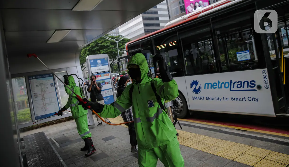 Petugas menyemprotkan cairan disinfektan pada halte di Jalan Jenderal Sudirman, Jakarta, Kamis (19/3/2020). Penyemprotan tersebut dilakukan untuk antisipasi dan pencegahan penyebaran virus corona atau COVID-19 di ruang publik yang banyak digunakan oleh masyarakat. (Liputan6.com/Faizal Fanani)