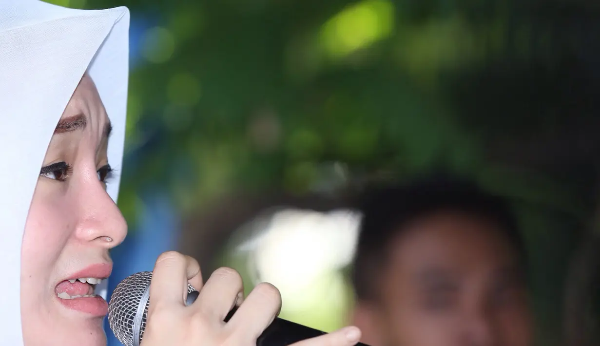 "Kegiatan hari ini santunan yatim piatu. Kita memohon doa pada anak yatim agar semua urusan dan persoalan bisa dilancarkan semuanya," ungkap Zaskia Gotik. (Andy Masela/Bintang.com)