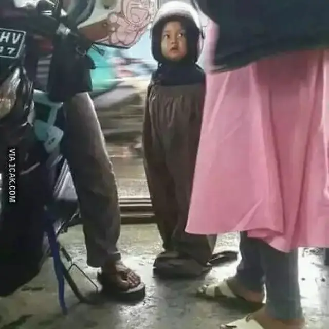 6 Potret Jas Hujan Berbagi Sama Teman Ini Kocak, Bersama dalam Suka Duka
