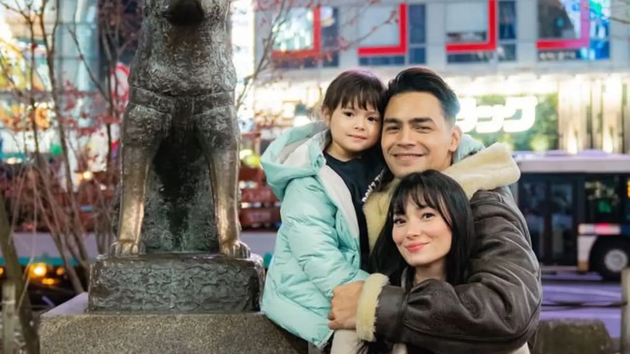 6 Potret Asmirandah dan Jonas Rivanno Ajak Chloe Sang Putri Liburan ke Jepang, Cantik-Tampan Sekeluarga  (instagram/asmirandah89).