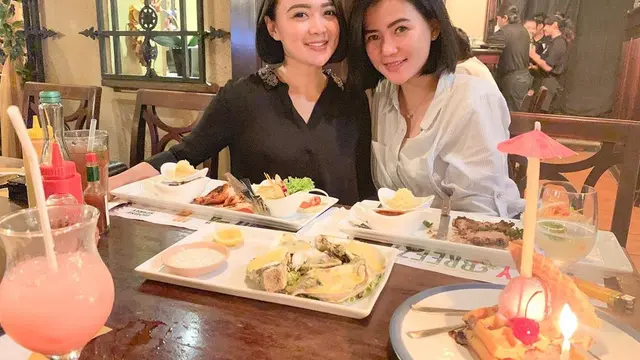 7 Potret Kebersamaan Wika Salim dan Manajernya yang Dibilang Mirip