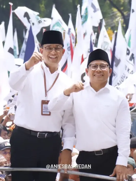 Keduanya juga memadukan kemeja tersebut dengan belt dan celana panjang hitam. Lengkap dengan peci hitamnya.  [@cakiminow]