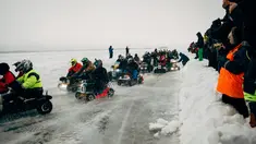 Peserta berkompetisi dalam kejuaran balap mesin potong rumput tahunan di Lavia, Finlandia, 9 Februari 2019. Para pembalap harus menyelesaikan sebanyak mungkin putaran di area pertandingan yang tertutup salju. (Alessandro RAMPAZZO/AFP)