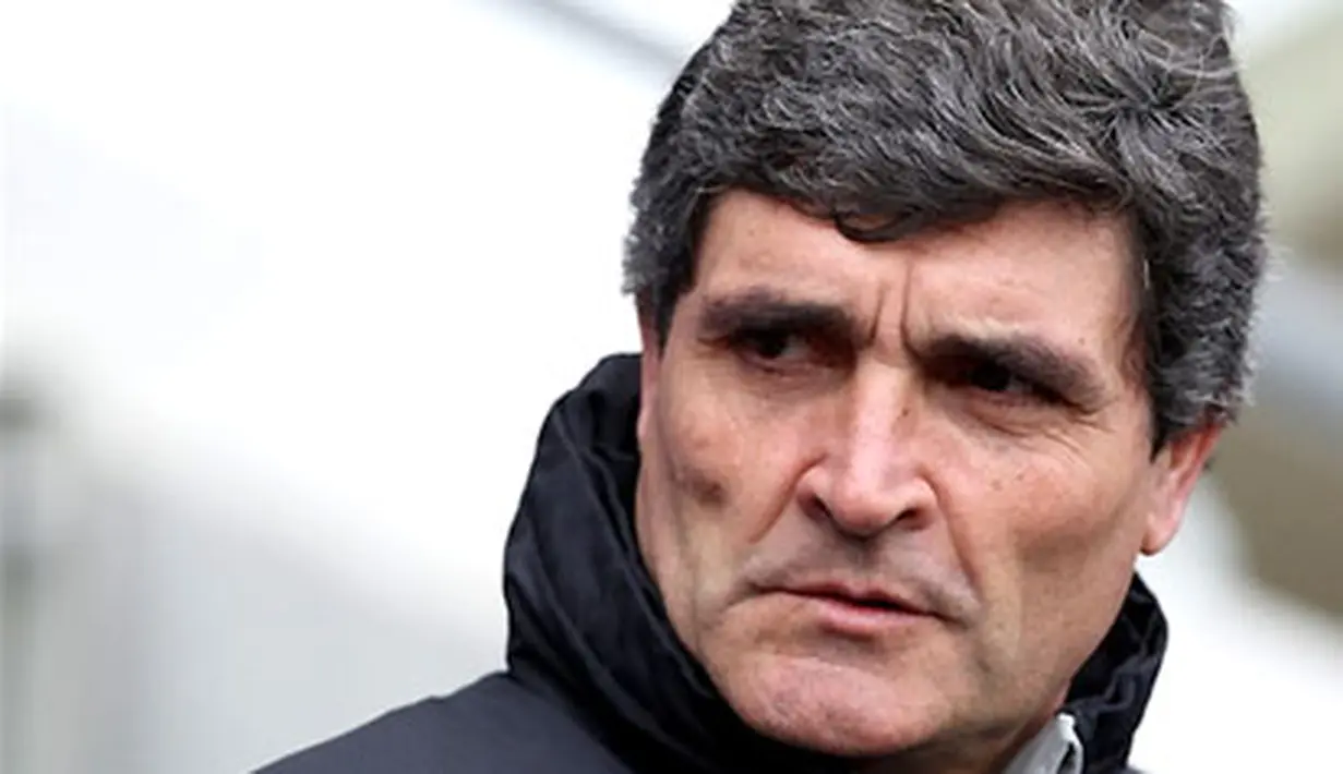 Tottenham Hotsphur manager Juande Ramos takes his seat before the English Premier league football match against Manchester City at The City of Manchester Stadium in Manchester, on March 16, 2008. AFP PHOTO/ANDREW YATES