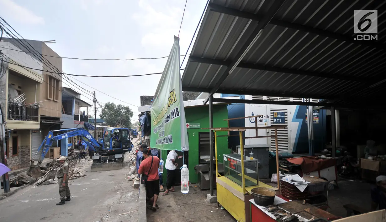 Pedagang melihat petugas Satpol PP dan Dinas Sumber Daya Air saat membongkar lapak pedagang yang berada di Loksem JT 53 Pisangan Timur, Jakarta, Senin (22/10). (Merdeka.com/Iqbal S. Nugroho)