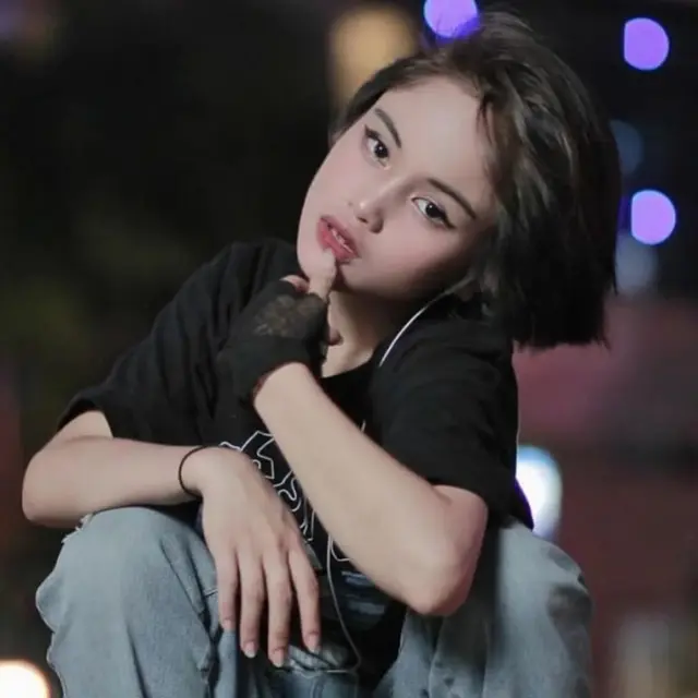 Ramai Soal Kisah Keluarganya, Ini 6 Potret Jeje TikTok yang Sedang Viral