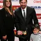 Penyerang Barcelona, Lionel Messi berpose dengan istrinya Antonella Roccuzzo dan putranya Thiago usai meraih sepatu emas di Barcelona, Spanyol (24/11). (AP Photo/Manu Fernandez)