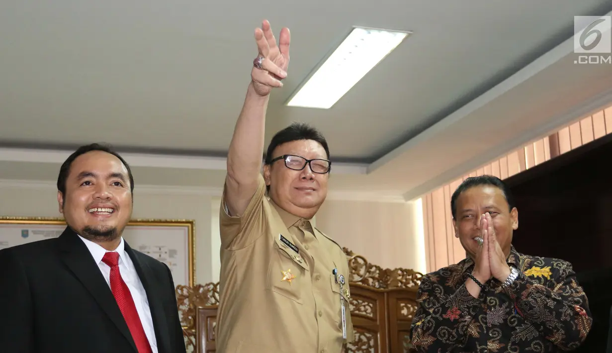 Mendagri Tjahjo Kumolo (tengah) bersama ketua Bawaslu, Abhan (kanan) saat menyambangi kantor Bawaslu di Jakarta, Selasa (9/1). Tjahjo menuturkan, kedatangannya ke gedung Bawaslu ingin mengetahui kesiapan pengawas Pemilu. (Liputan6.com/Angga Yuniar)