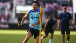 Rekrutan teranyar Barcelona dari Bayern Munchen, Robert Lewandowski belum diturnkan dalam laga ini meski ia sempat melakukan pemanasan menjelang laga. (AFP/Chandan Khanna)