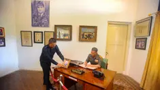 Petugas memeriksa diorama yang menjadi saksi bisu kisah tragis G-30S PKI di Museum Abdul Haris (AH) Nasution yang ada di Jalan Teuku Umar Nomor 40, Menteng, Jakarta Pusat, Senin (30/9/2024). (merdeka.com/Arie Basuki)