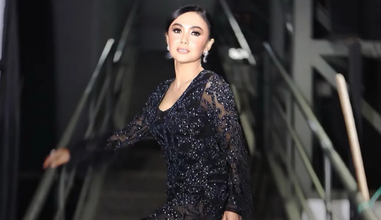 Dalam beberapa kesempatan, Yuni Shara terlihat tampil menggunakan dress berwarna hitam. Penampilan Yuni saat tampil dengan dress hitam pun curi perhatian banyak netizen. (Liputan6.com/IG/@yunishara36)