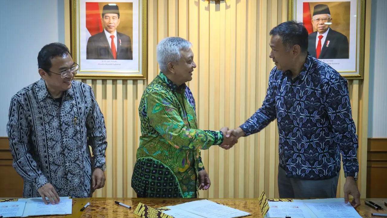 Kementerian Koperasi dan UKM menyusun strategi guna mengejar terget Indonesia menjadi pusat mode fesyen dunia