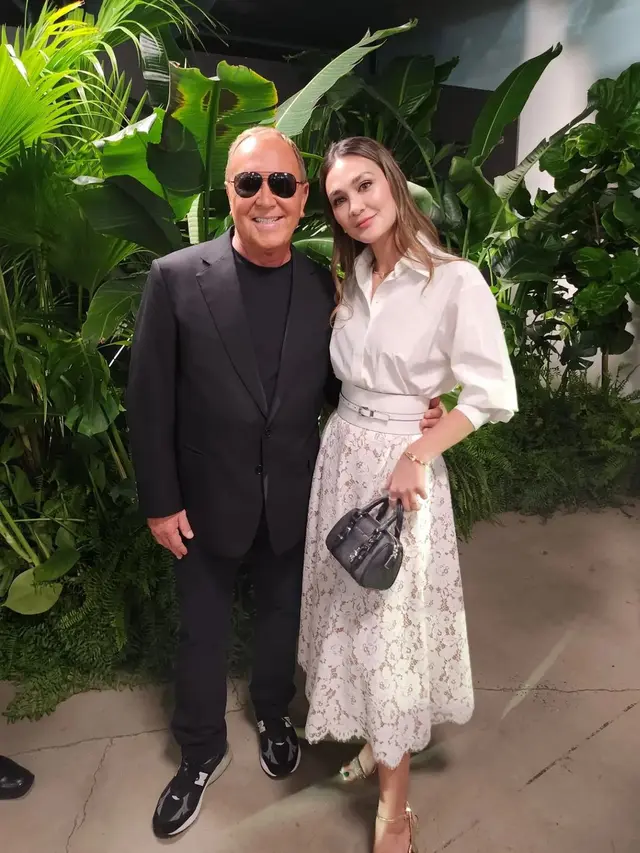 Foto Bareng Dahyun Twice, Ini Potret Luna Maya di Fashion Show Michael Kors