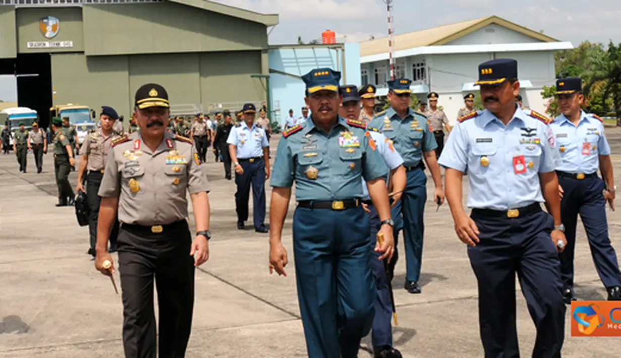 Citizen6, Pekanbaru: Panglima TNI menerima paparan dari Komandan Korem 031/ Wira Bima Kolonel Inf Zaedun, Komandan Lanal Dumai Kolonel Laut Muhammad Ali dan Danlanud Pekan Baru Kolonel Pnb Bowo Budiarto. (Pengirim: Badarudin Bakri)