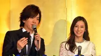 Daigo dan Keiko Kitagawa dalam sebuah konferensi pers soal pernikahan mereka. (Tokyo Hive)