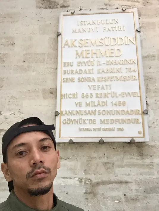 "Ya gimana ya, hati tersentuh aja, saya kan nggak pernah punya anak, saya nggak tahu rasanya punya anak, ya gitu-gitu. Cuman pas waktu itu, pas sama dua anak itu, gimana gitu, kayak nggak bisa lepas, kepikiran," ucapnya. (Instagram/fauzibaadilla2018)