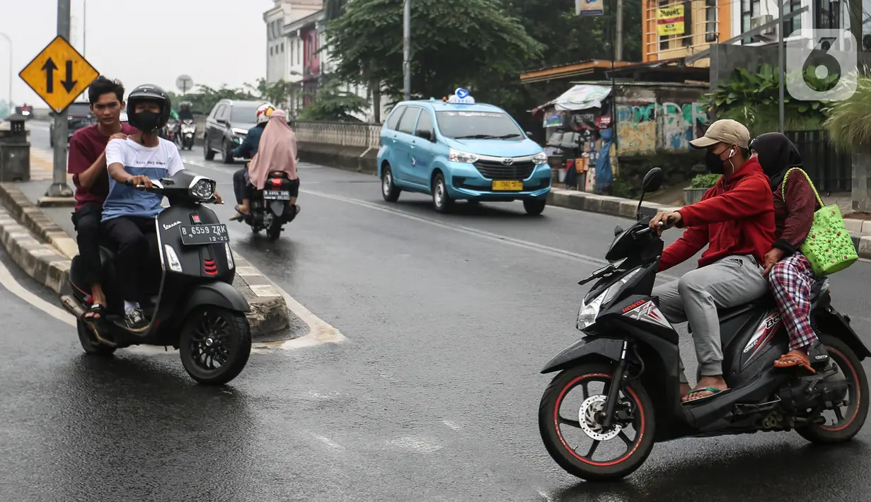 Warga menggunakan sepeda motor melintasi jalan Bintaro Permai, Jakarta, Rabu (15/6/2022). Korps Lalu Lintas (Korlantas) Polri menghimbau kepada masyarakat khususnya pengguna motor untuk tidak menggunakan sandal dan celana pendek saat berkendara dikarenakan,sandal jepit tidak akan melindungi bagian kaki pengendara. (Liputan6.com/Johan Tallo)