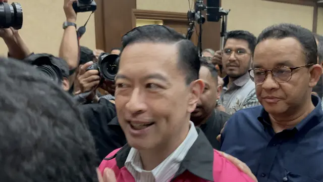 Mantan Menteri Perdagangan Thomas Trikasih Lembong alias Tom Lembong usai persidangan di Pengadilan Negeri Jakarta Pusat, Jumat (18/7/2025). Tom Lembong didampingi mantan Gubernur Jakarta Anies Baswedan. (Liputan6.com/Ady Anugrahadi)